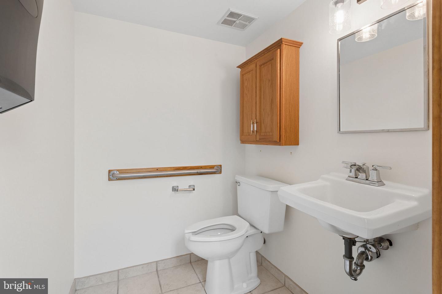 172 Middletown Blvd #203 Property Photo 9