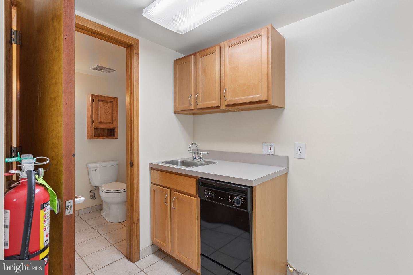 172 Middletown Blvd #203 Property Photo 12