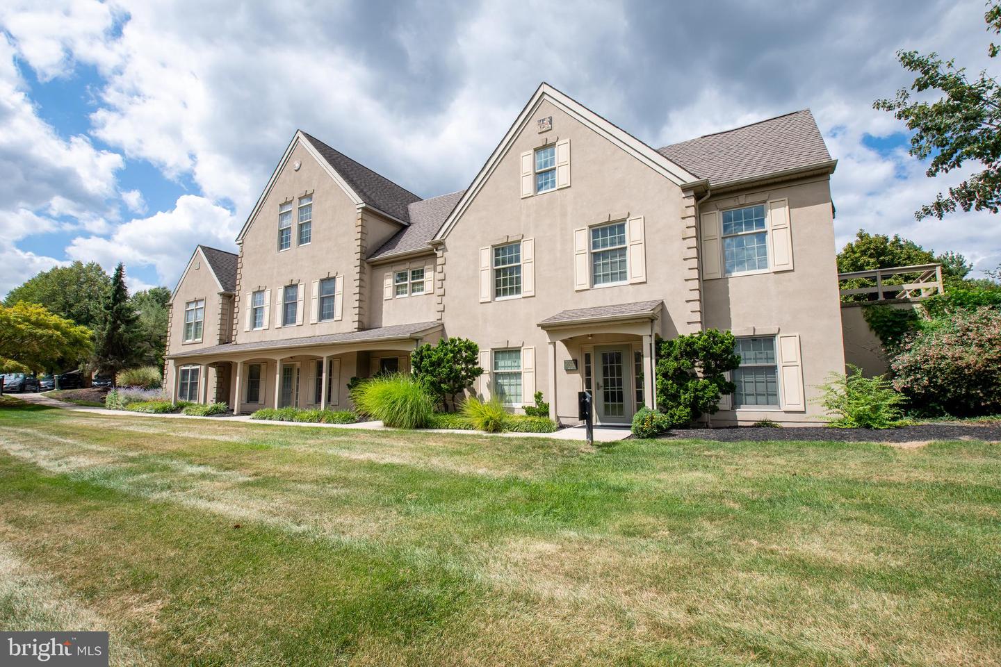 302 Hyde Park Property Photo 1