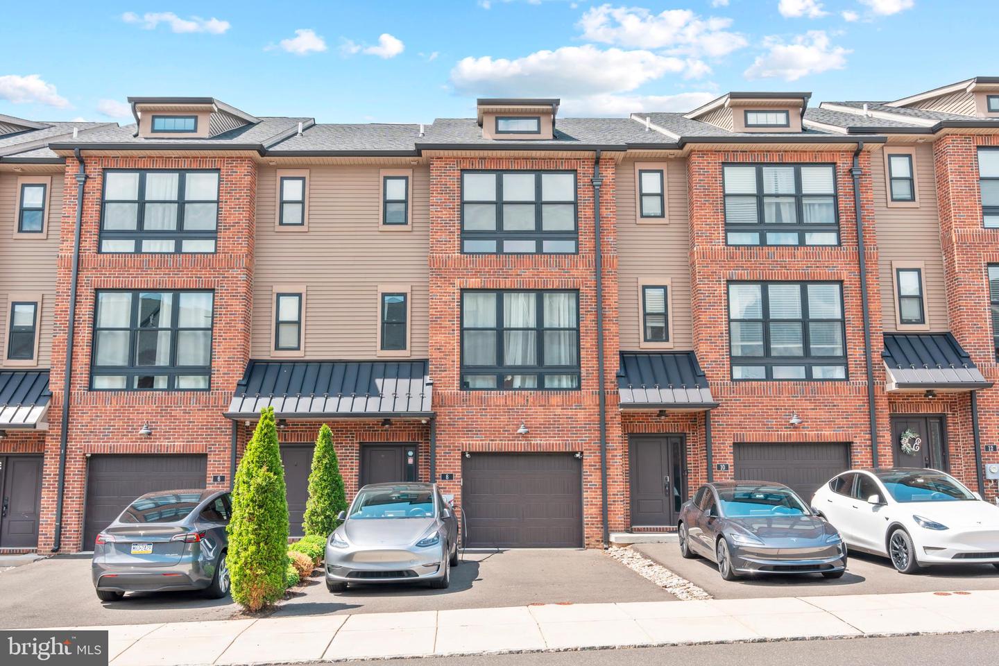 8 SIENNA PL
