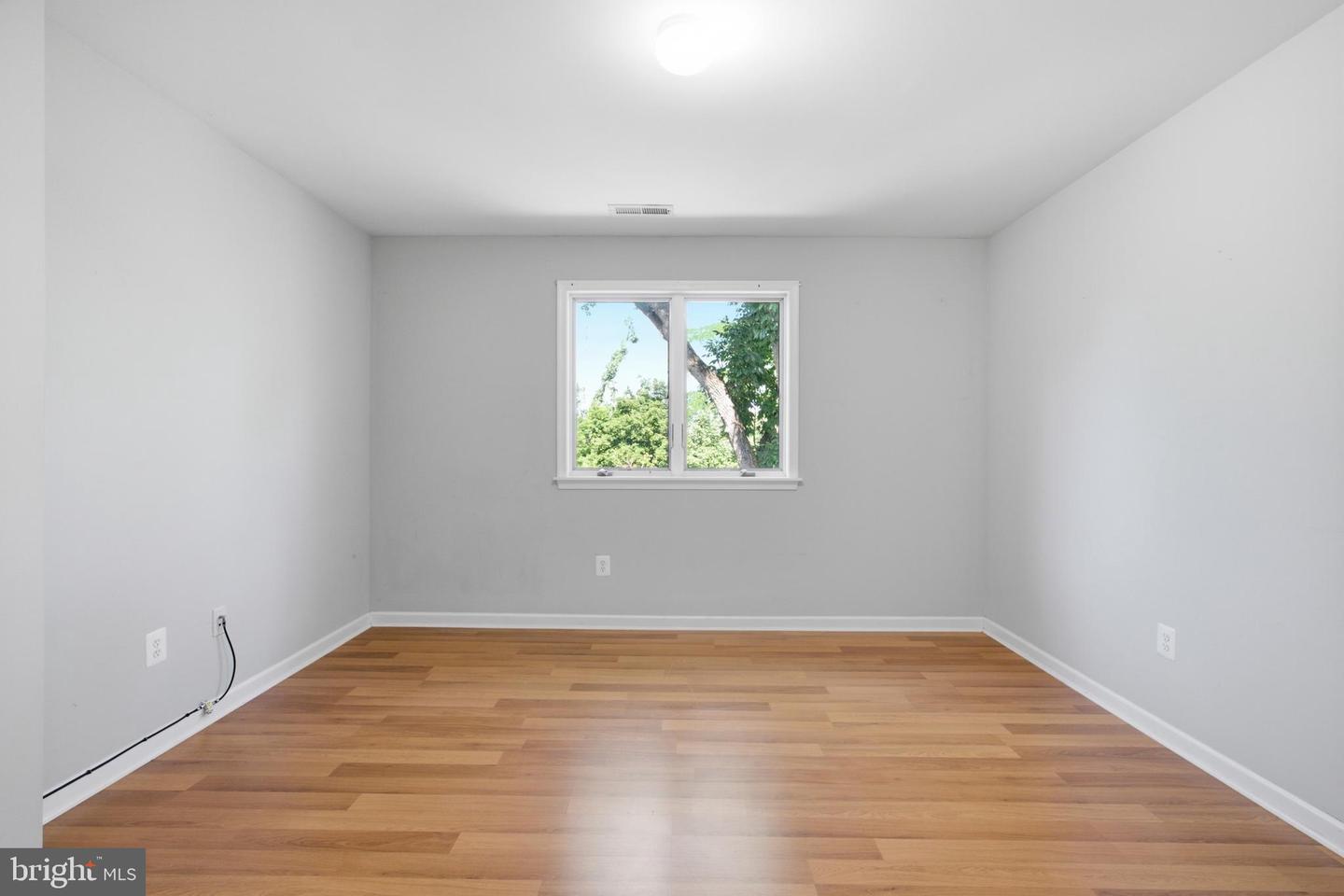27-b Darien #27b Property Photo 9