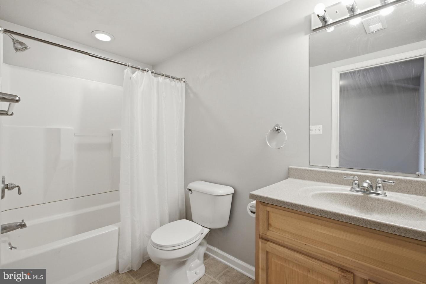 27-b Darien #27b Property Photo 13