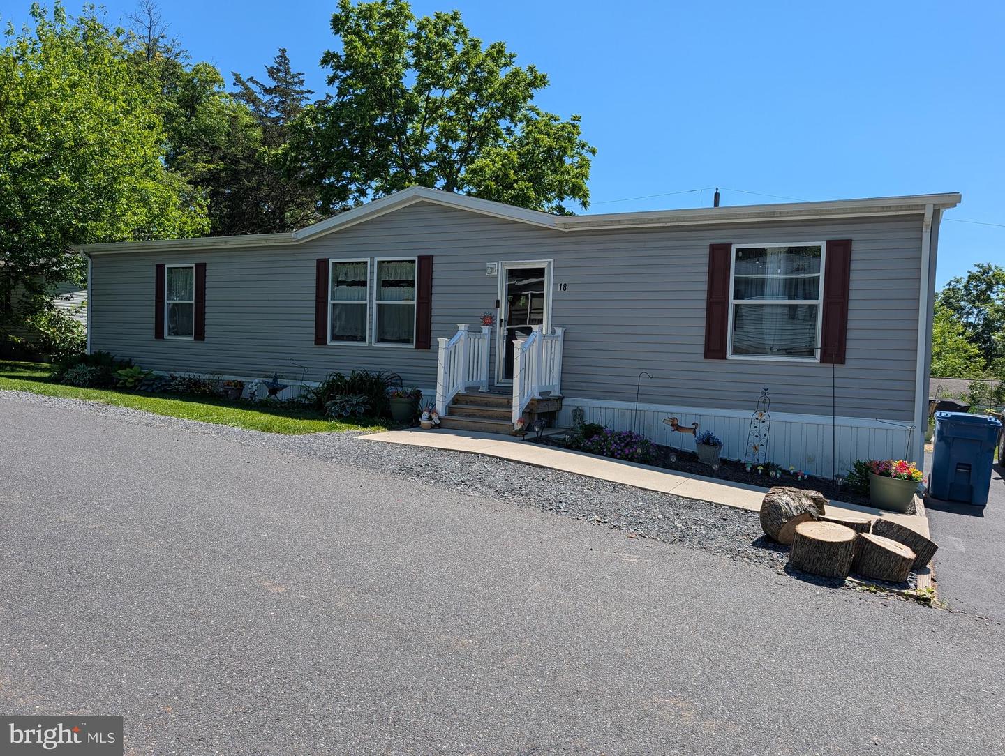 18 WOODEDGE DR