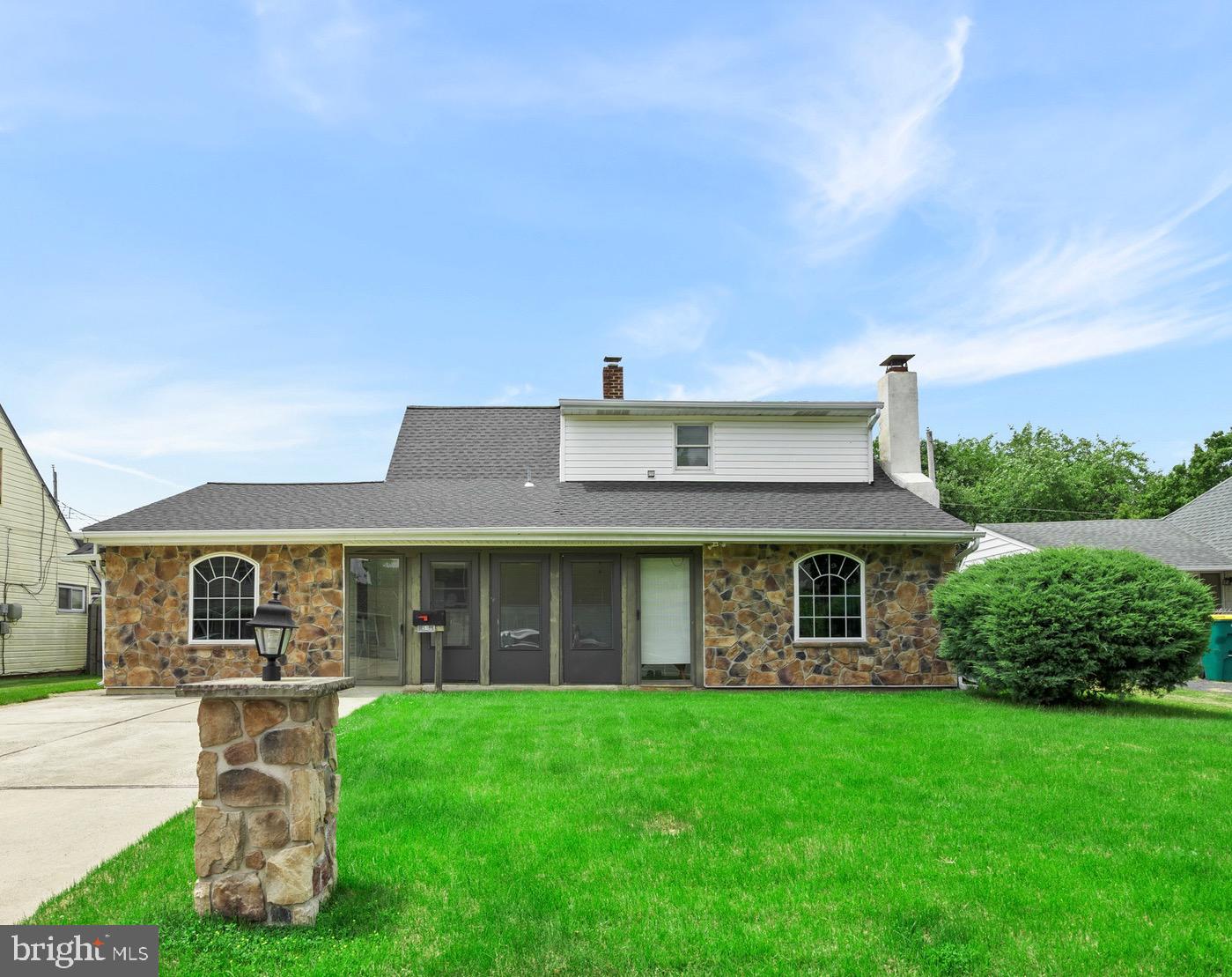 51 Nickelhill Ln Property Photo 1
