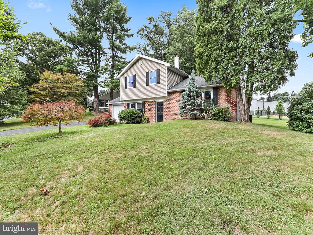821 Sweetbriar Dr Property Photo 3