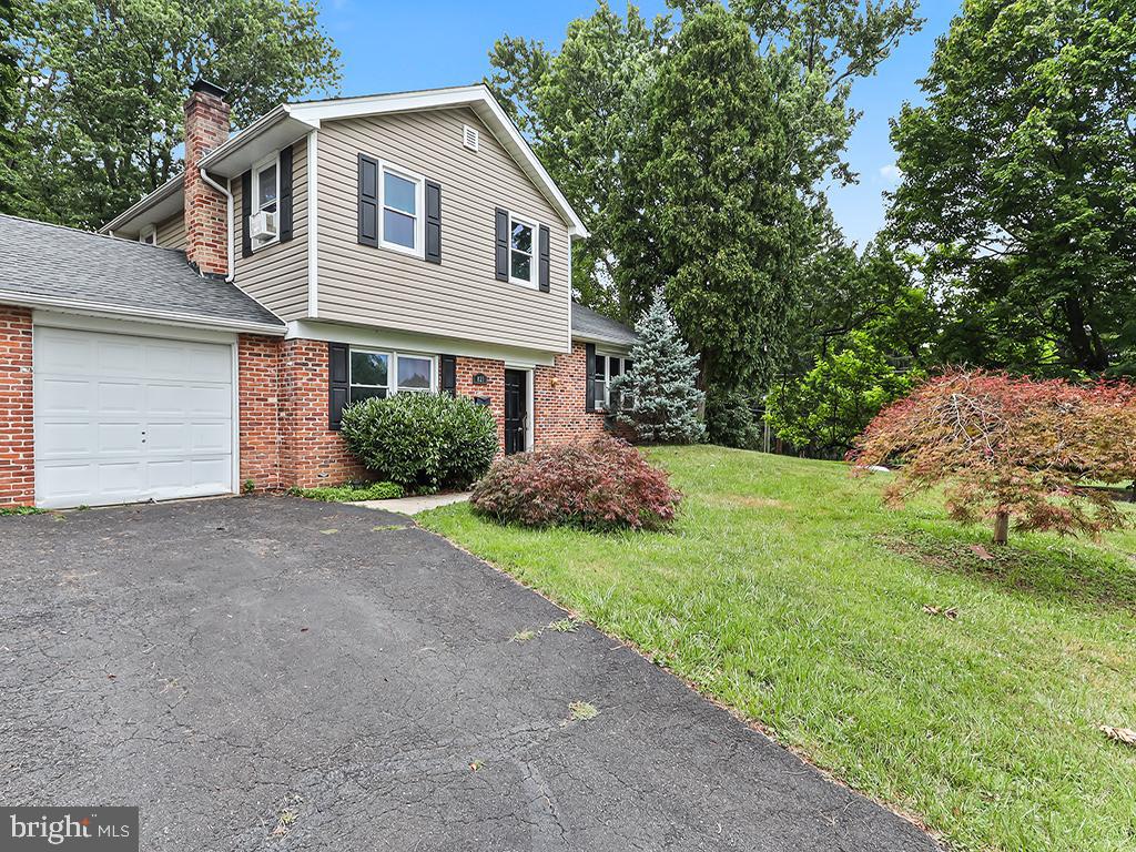 821 Sweetbriar Dr Property Photo 4