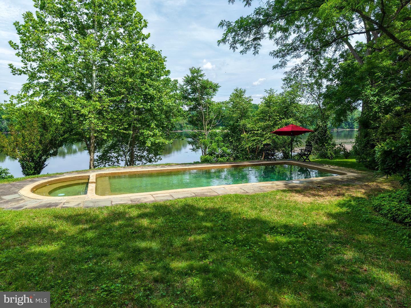 2462 N River Rd Property Photo 5
