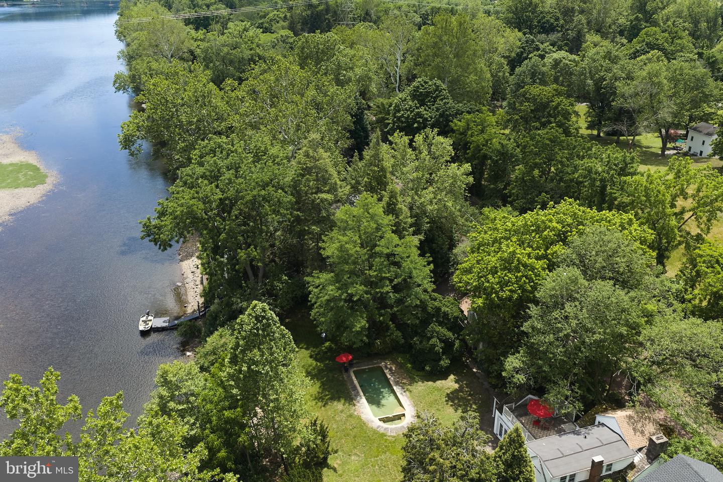 2462 N River Rd Property Photo 6