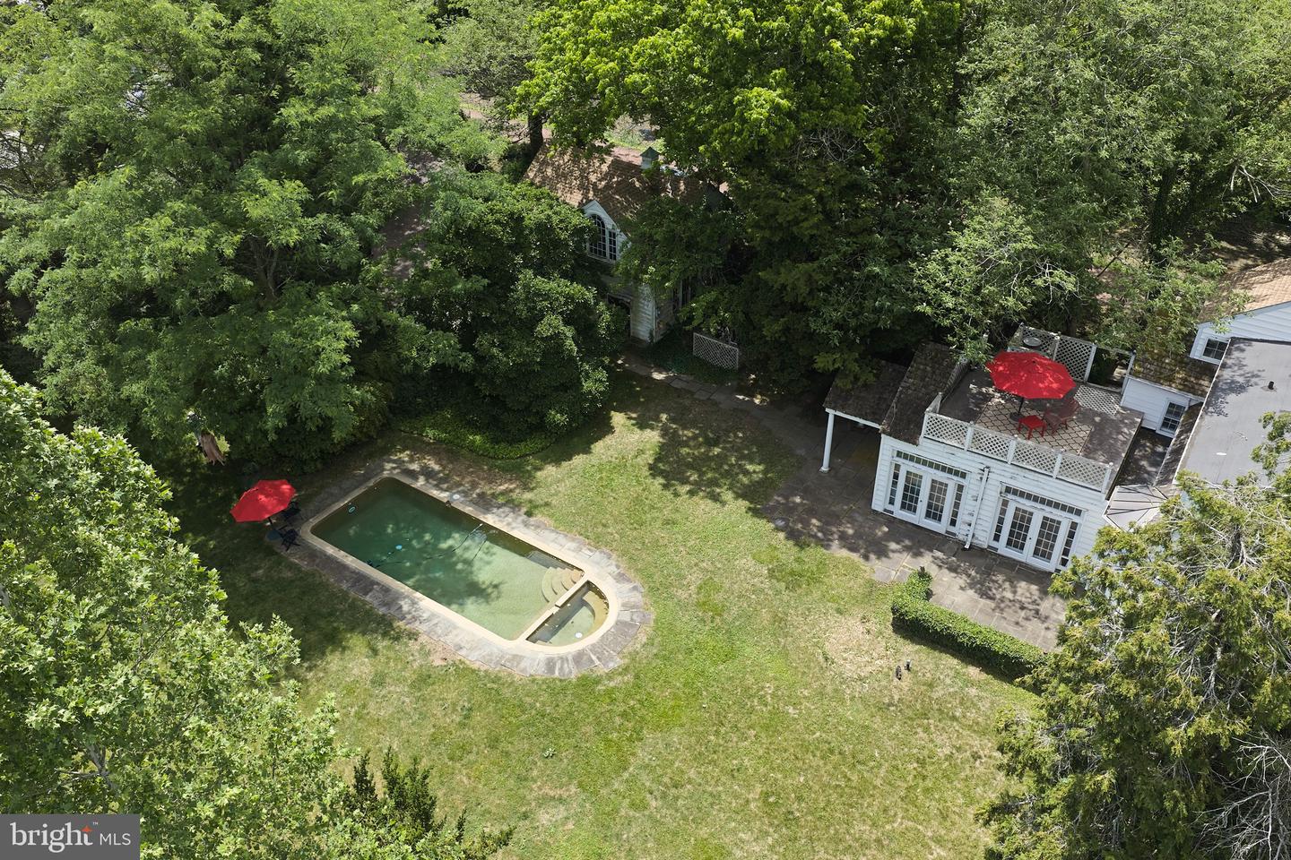 2462 N River Rd Property Photo 7