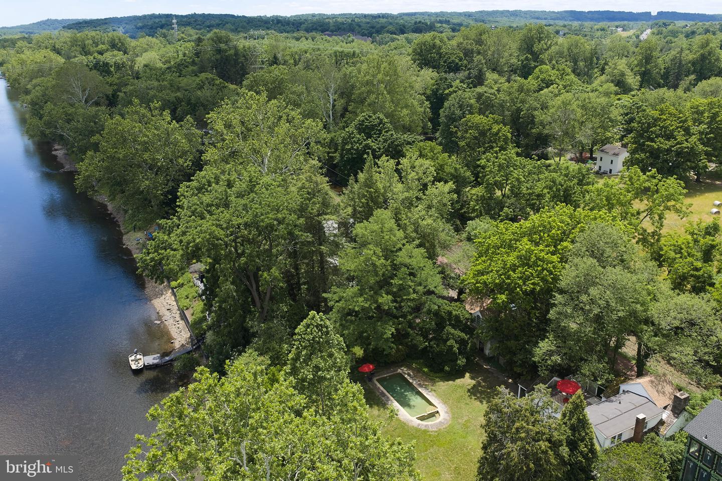 2462 N River Rd Property Photo 21