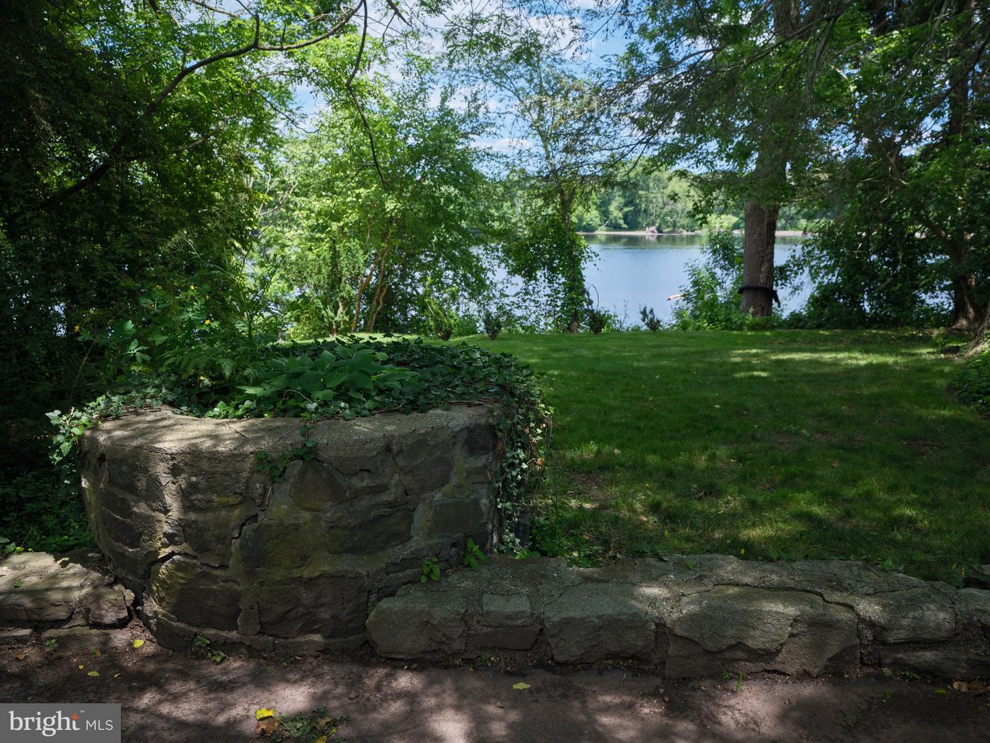 2462 N River Rd Property Photo 24