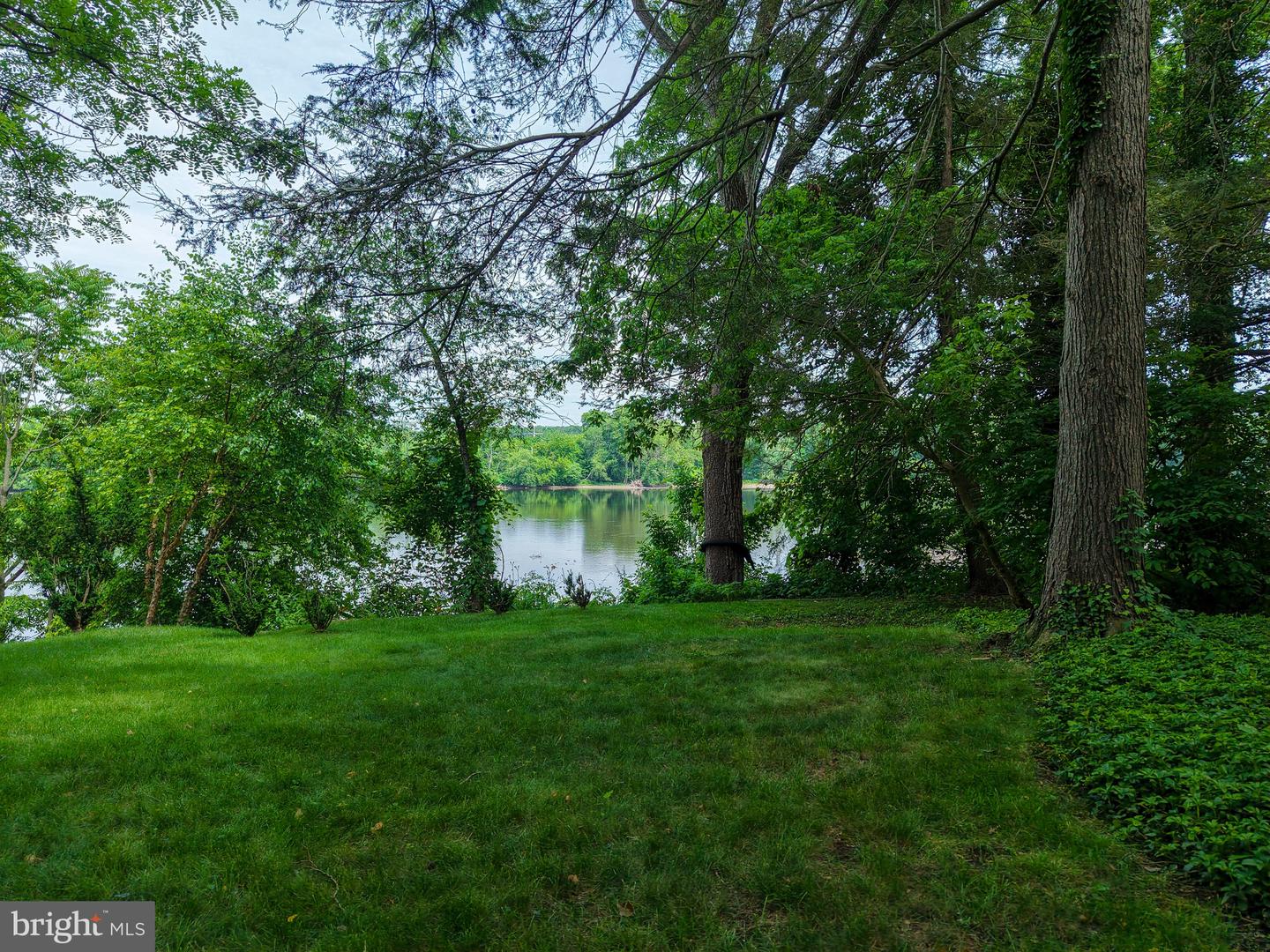 2462 N River Rd Property Photo 31