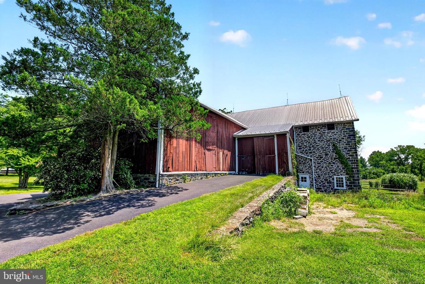 6693 Groveland Rd Property Photo 29