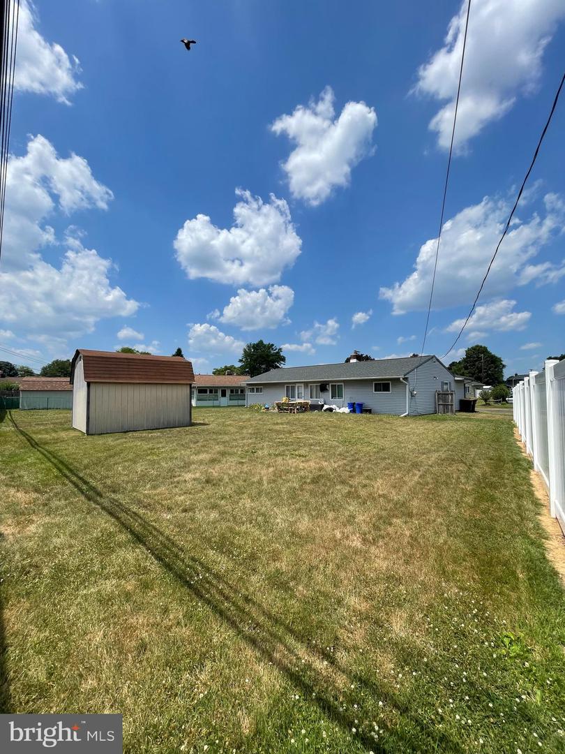 3 Lilac Ln Property Photo 5