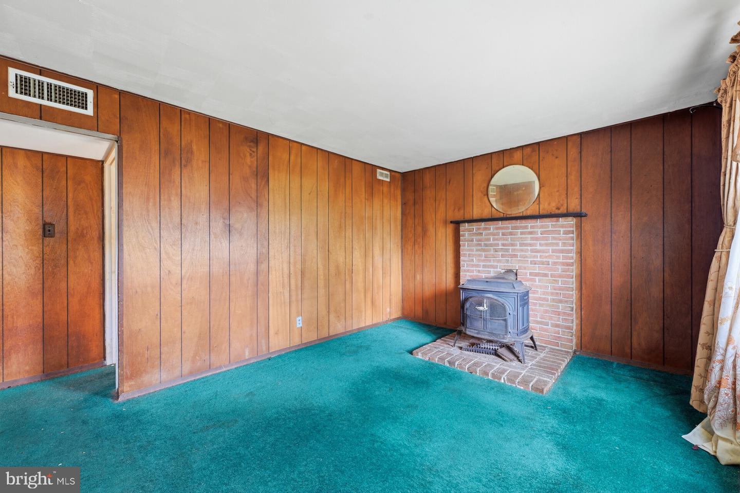 563 Wilk Dr Property Photo 4