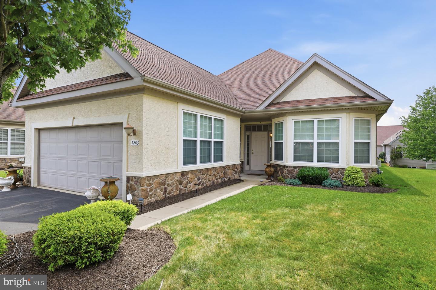 1203 LYNDHURST CT #82 Property Photo 1