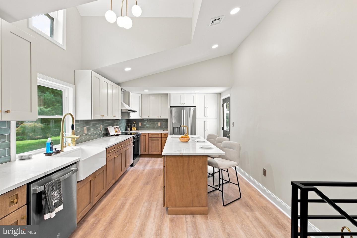 50 Manor Ln Property Photo 2