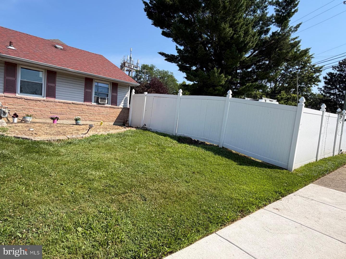2962 Crafton Dr Property Photo 2