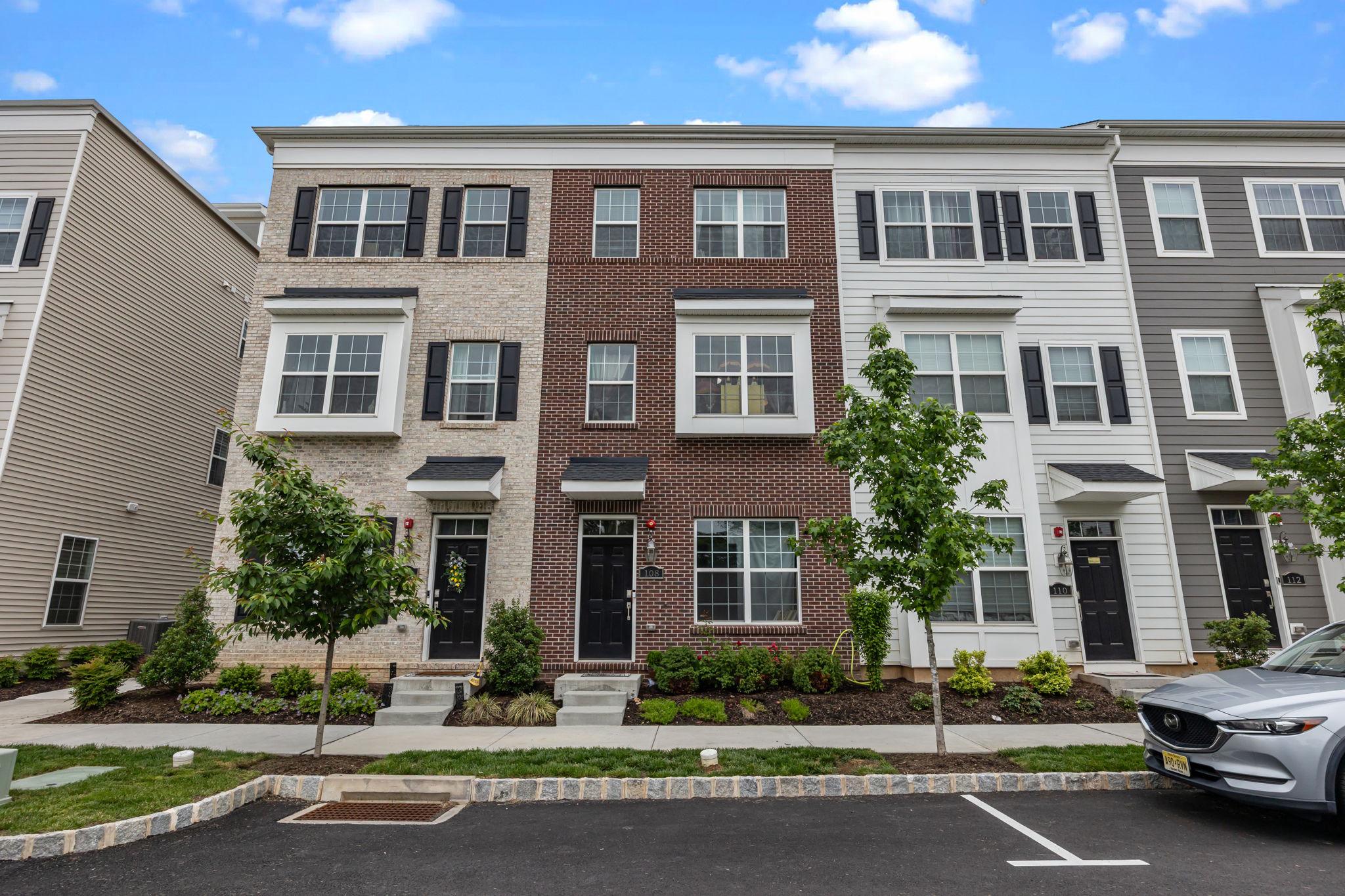 108 ANNAPOLIS ST Property Photo 1
