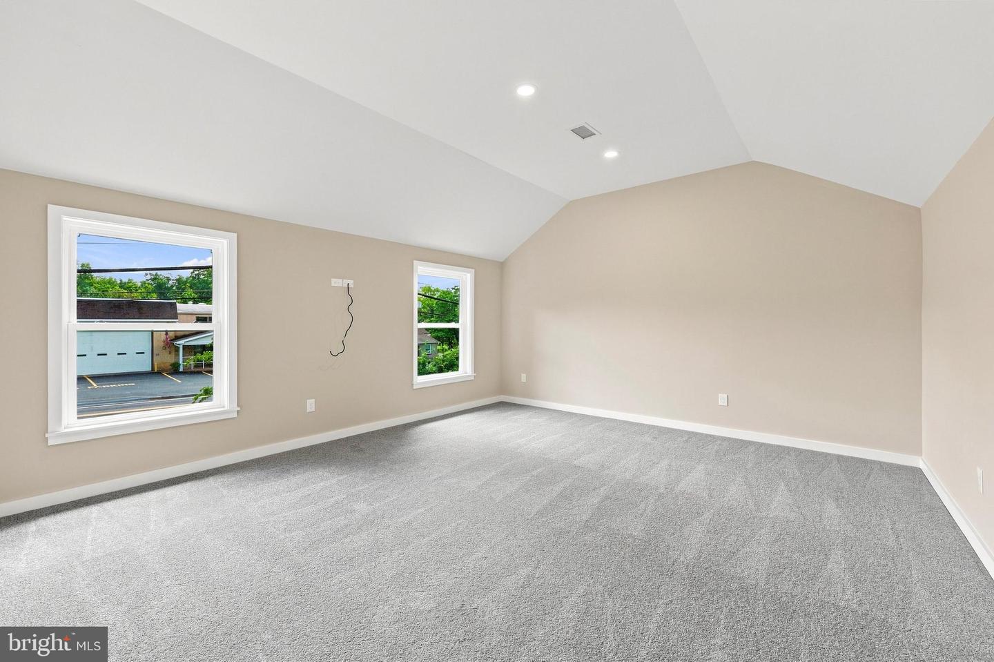 1095 Washington Ave Property Photo 12