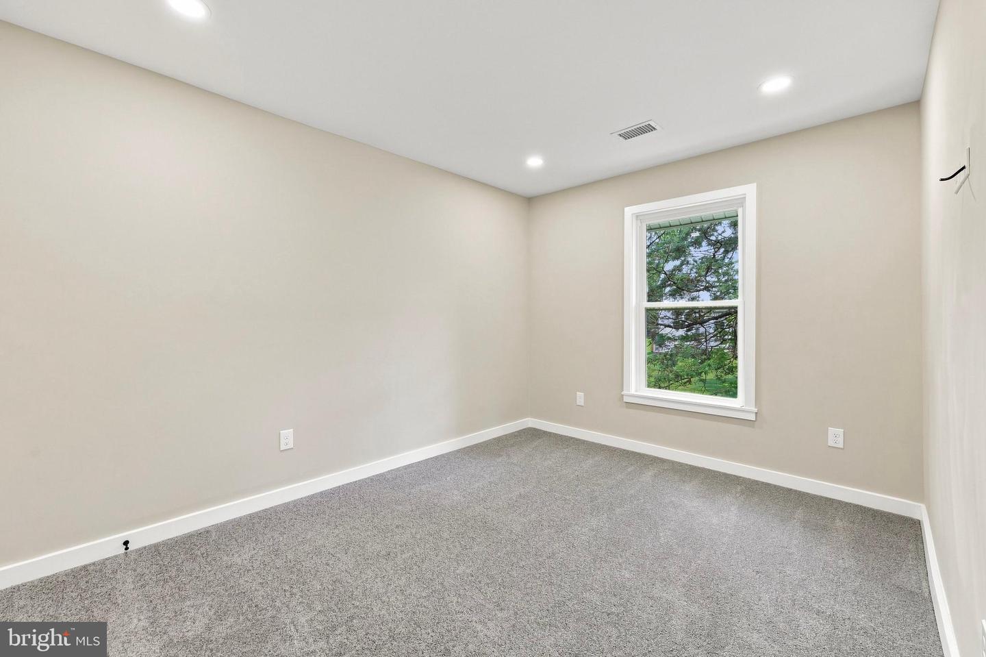 1095 Washington Ave Property Photo 14
