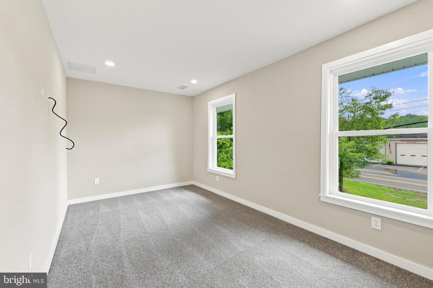 1095 Washington Ave Property Photo 15