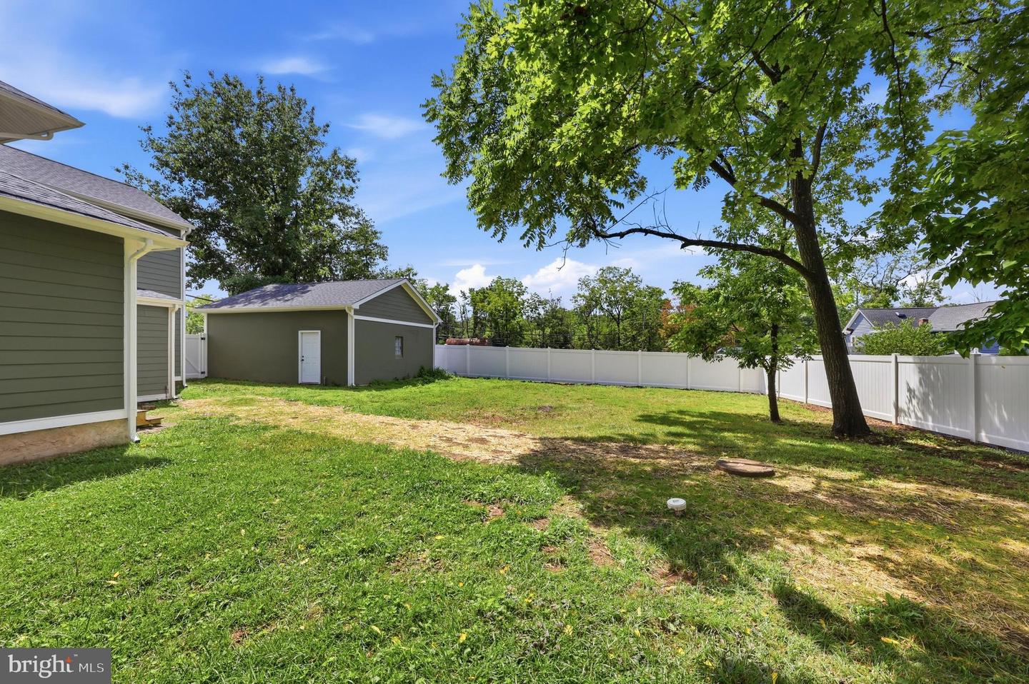 1095 Washington Ave Property Photo 16