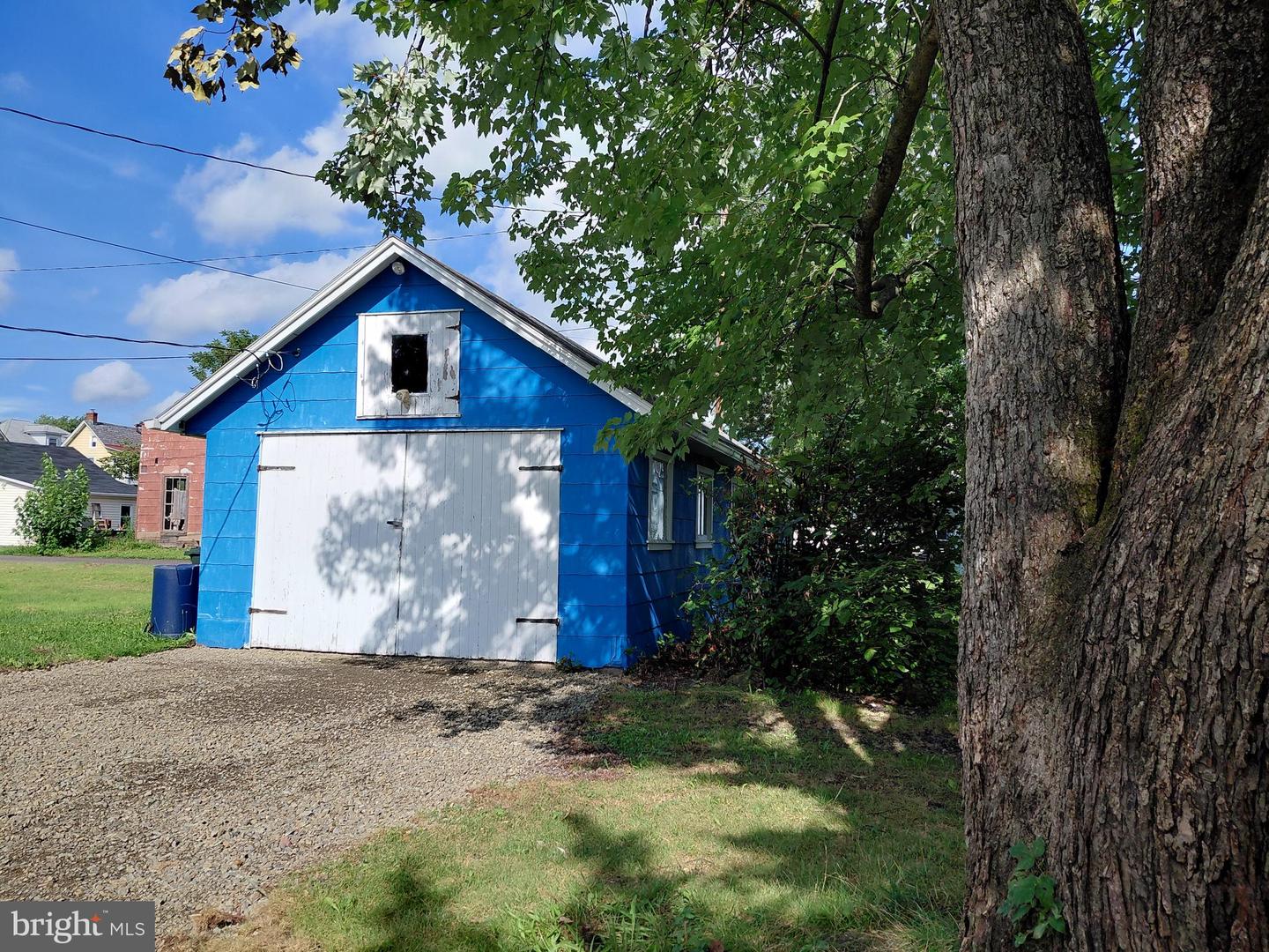 205 E Mill St Property Photo 4