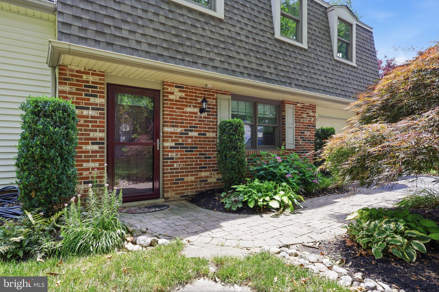 572 Sterling St Property Photo 4