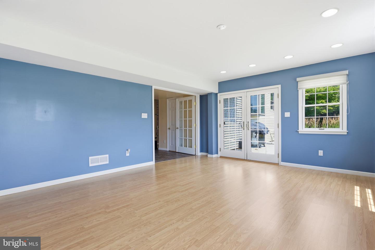 572 Sterling St Property Photo 14