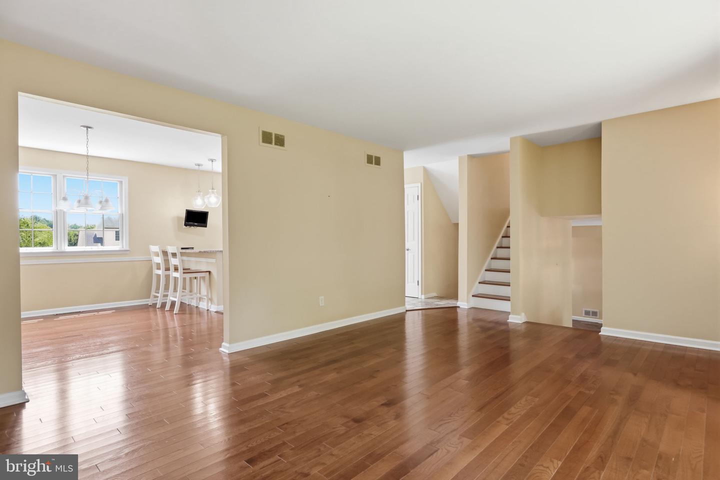 572 Sterling St Property Photo 18