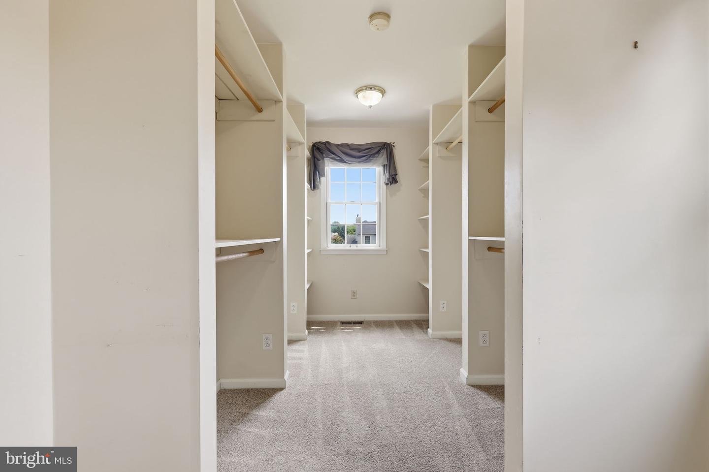 572 Sterling St Property Photo 32
