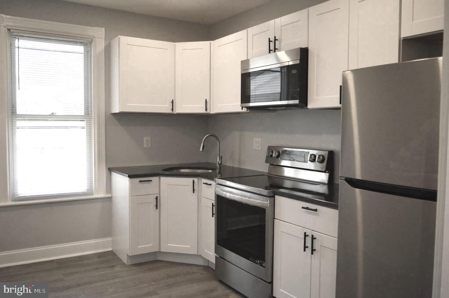 118 E Maple Ave #2r Property Photo 3