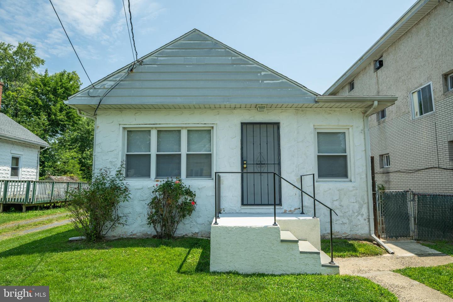 233 Centre St Property Photo 1