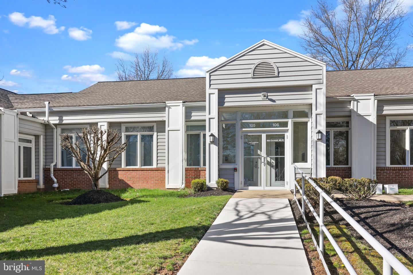 105 CORPORATE DR #E Property Photo 1