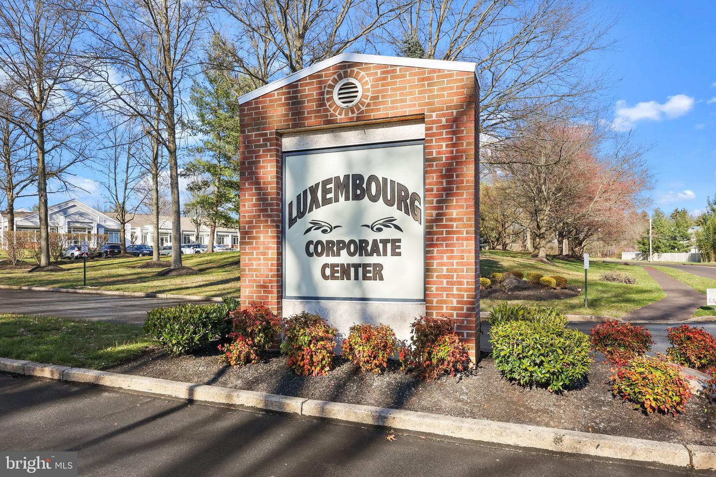 105 Corporate Dr #e Property Photo 2