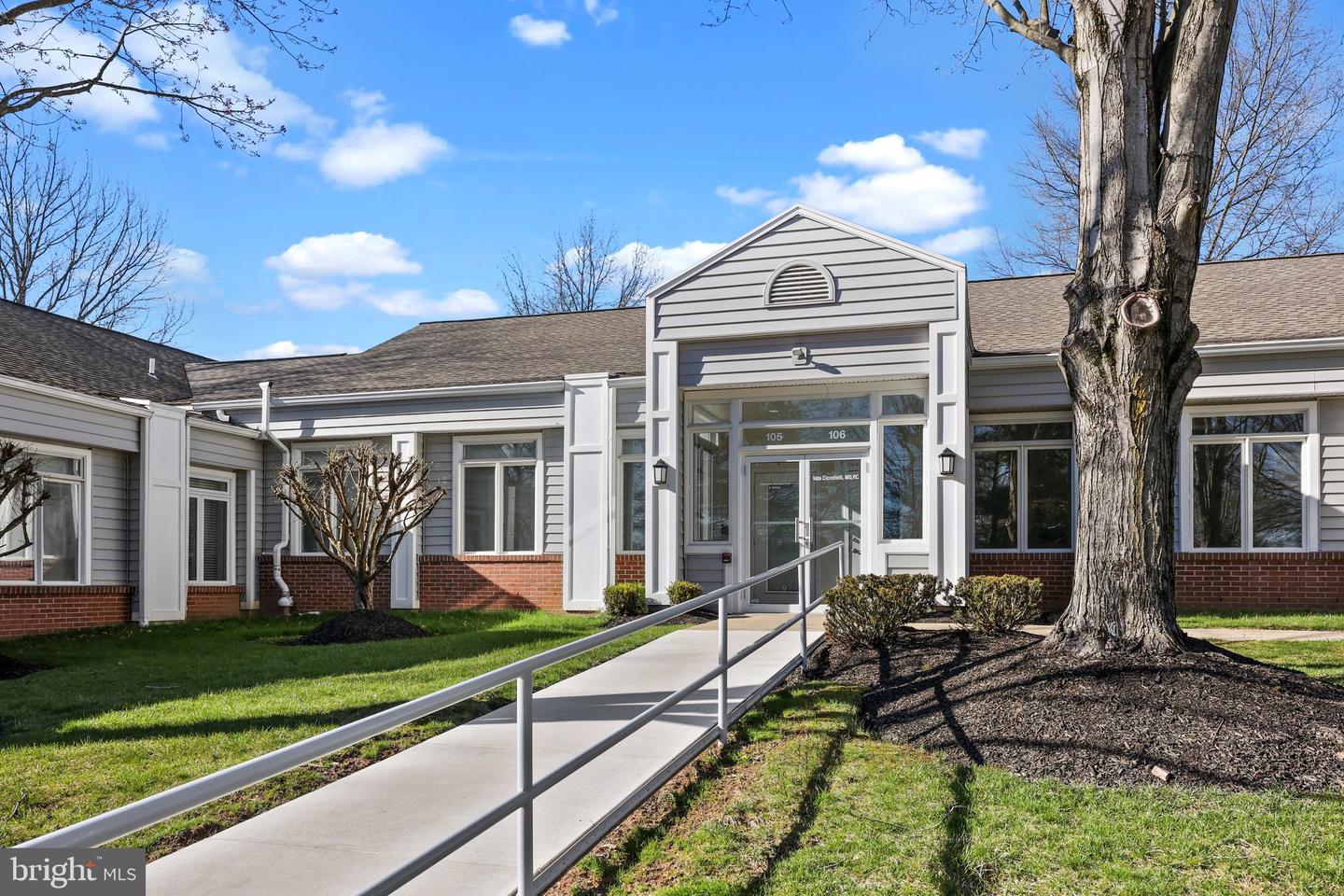 105 Corporate Dr #e Property Photo 3