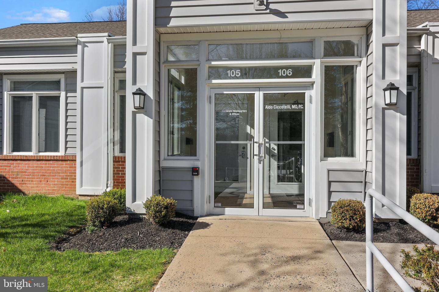 105 Corporate Dr #e Property Photo 5