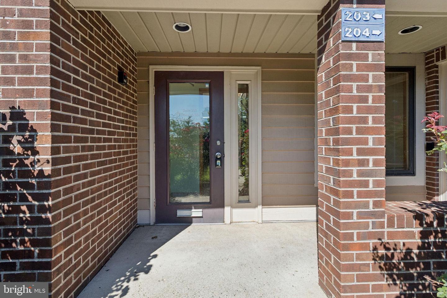172 MIDDLETOWN BLVD #203 Property Photo 1