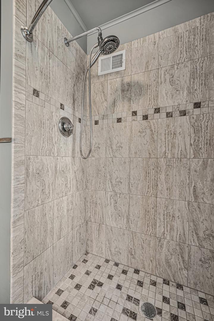 121 W Oakland Ave Property Photo 19