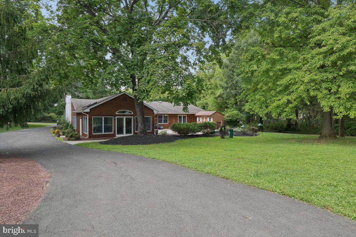 1373 Oxford Valley Rd Property Photo 3