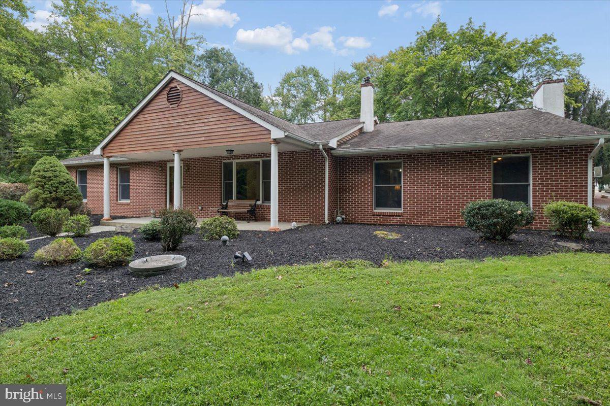 1373 Oxford Valley Rd Property Photo 4