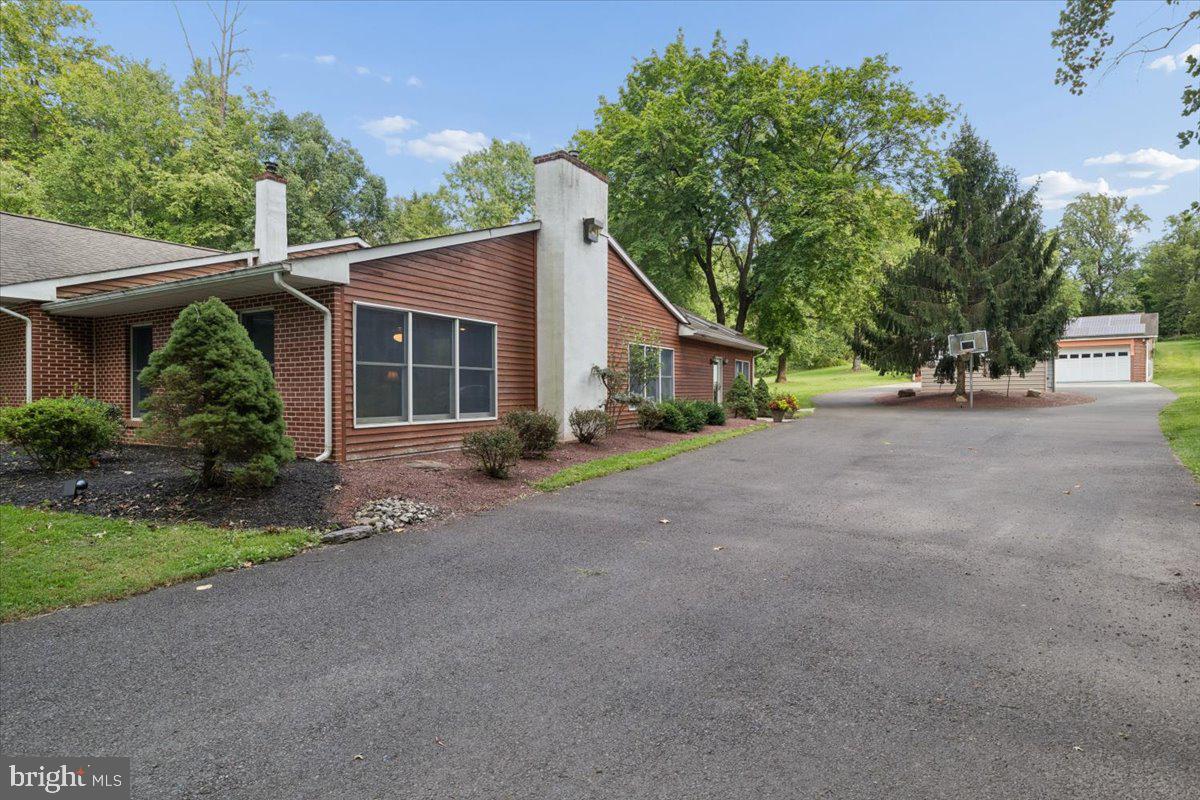 1373 Oxford Valley Rd Property Photo 7