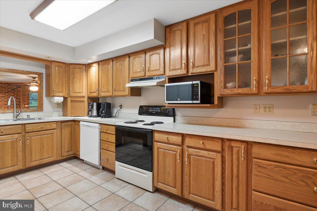 1373 Oxford Valley Rd Property Photo 26