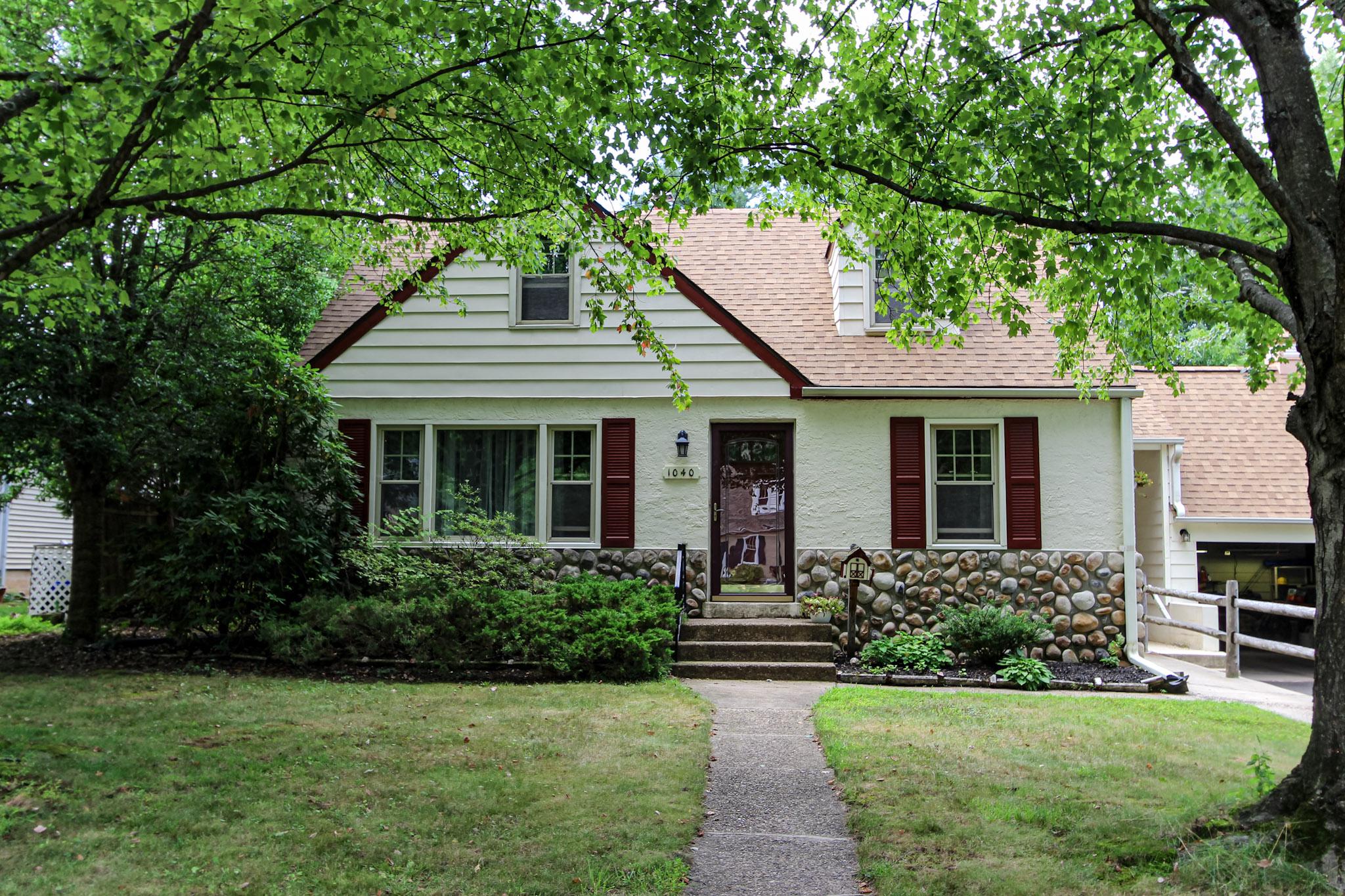 1040 Cherry Ln Property Photo 1