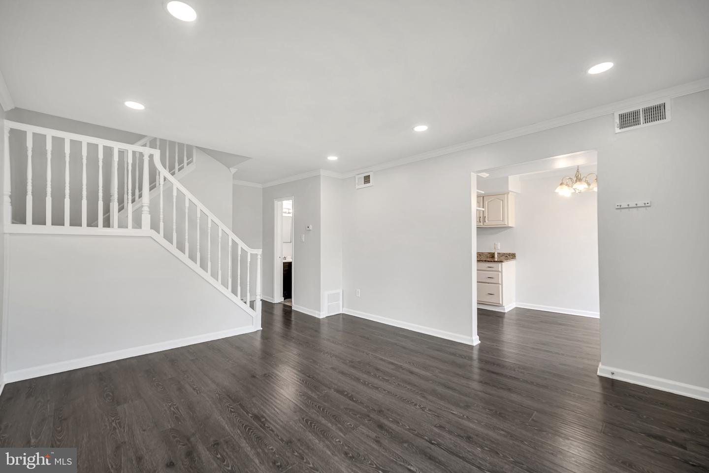 107 Lexington Ct Property Photo 3