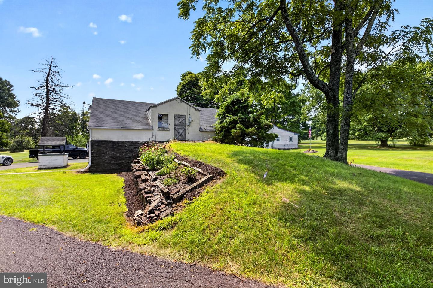 5842 Township Line Rd Property Photo 24