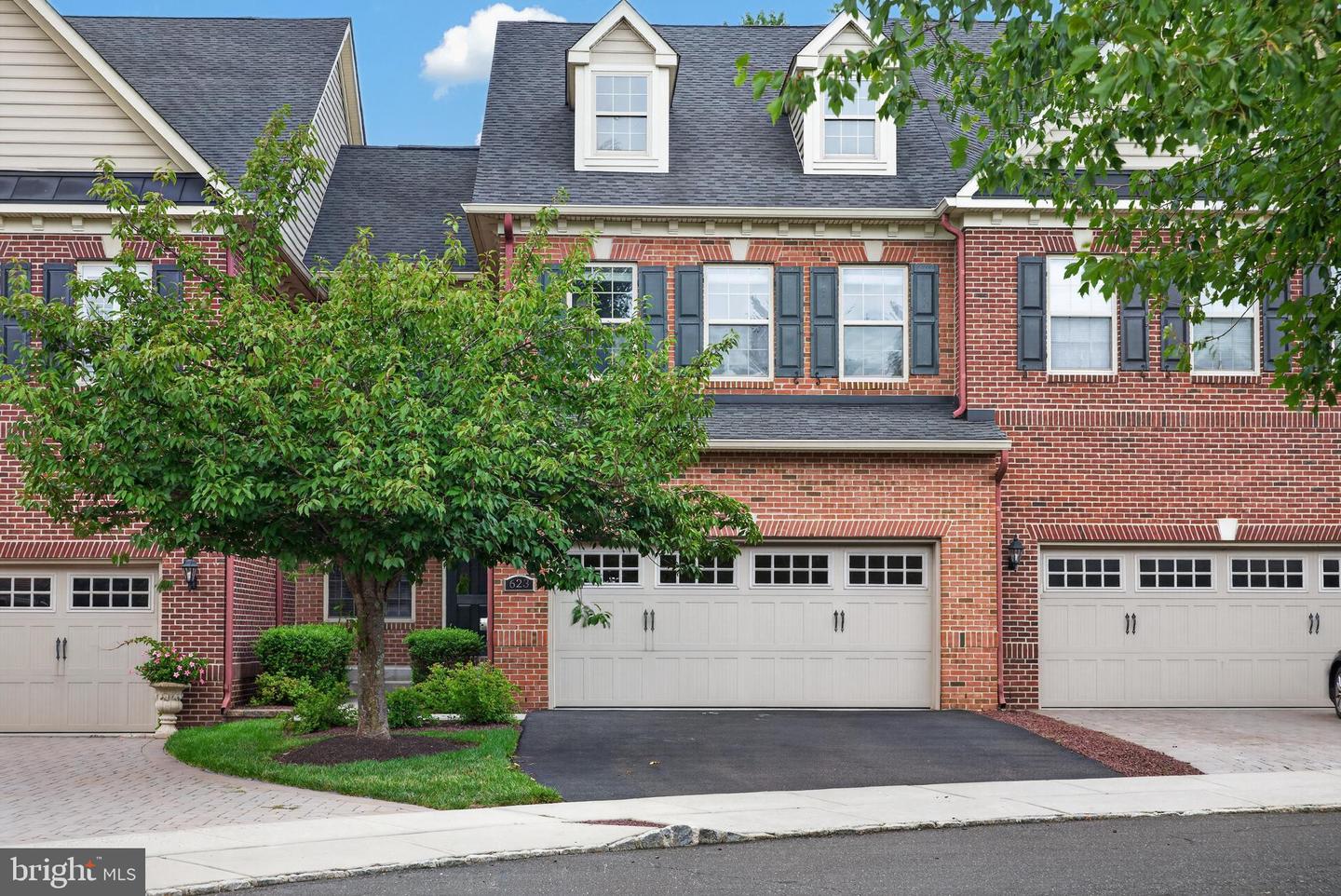 623 Saint James Ct Property Photo 1