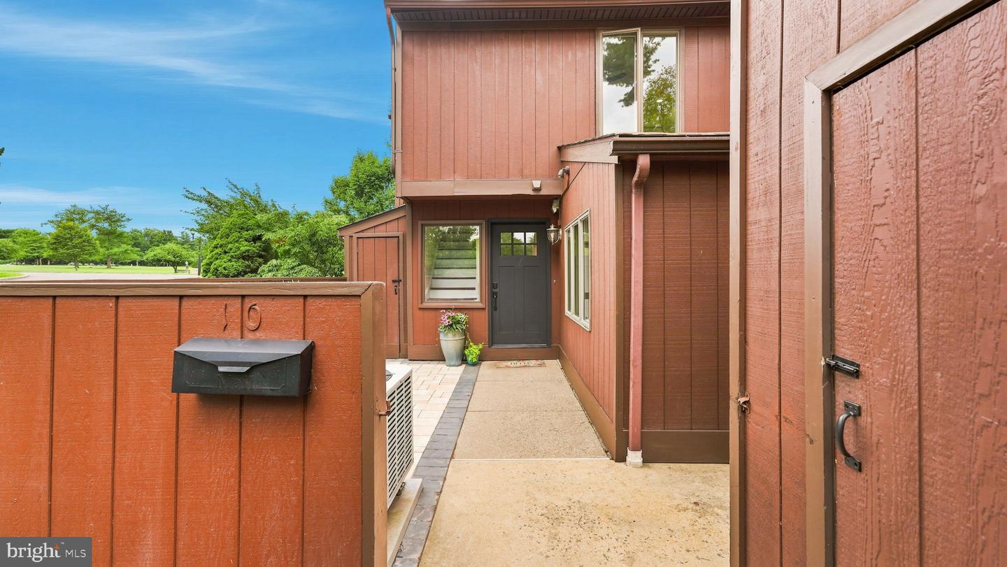 10 Aspen Property Photo 2
