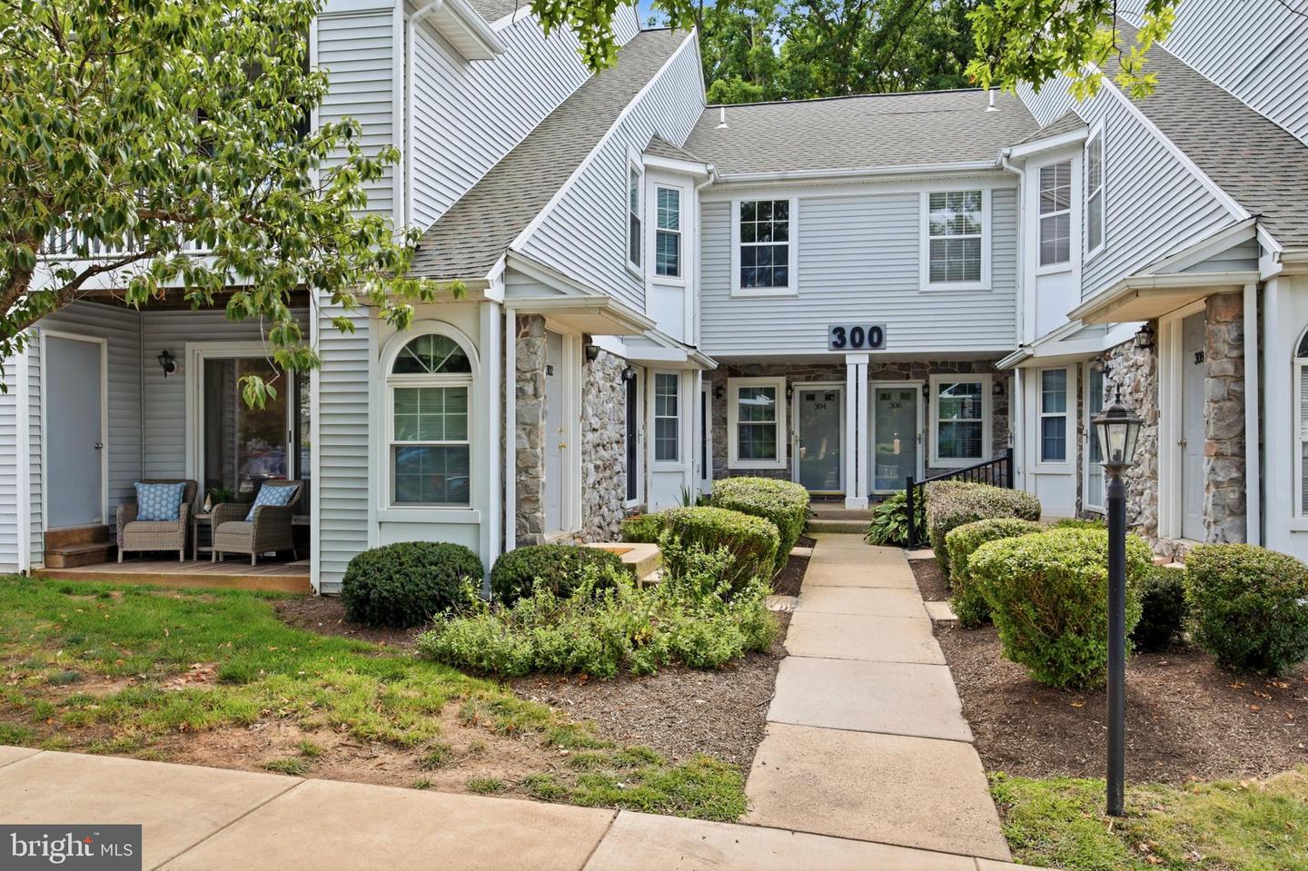 301 MEWS DR